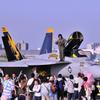 夕方時間忘れて戦闘機の近くで。。