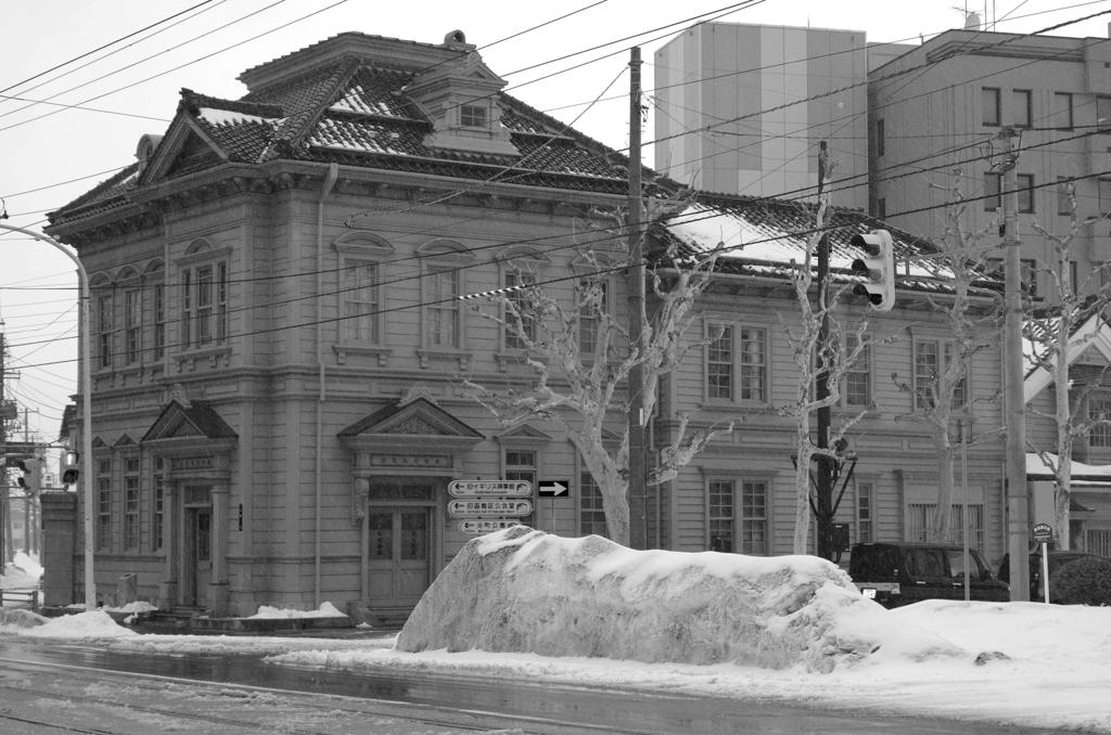 モノクロな風景・・函館の昔の建物・・北海道銀行