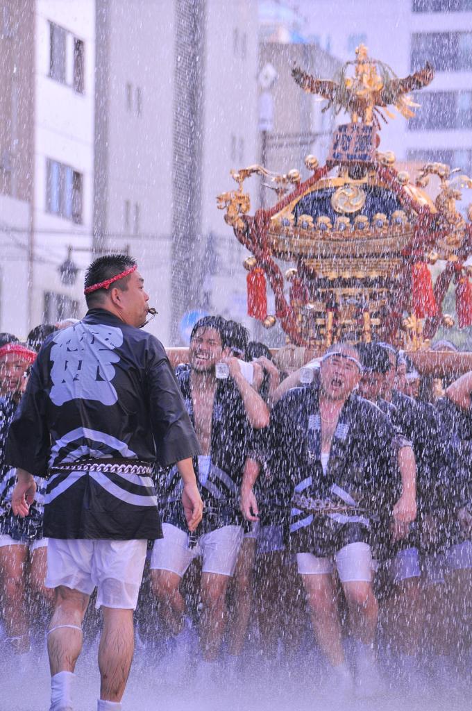 水に濡れた男たちの。。勢いよく担ぐ②