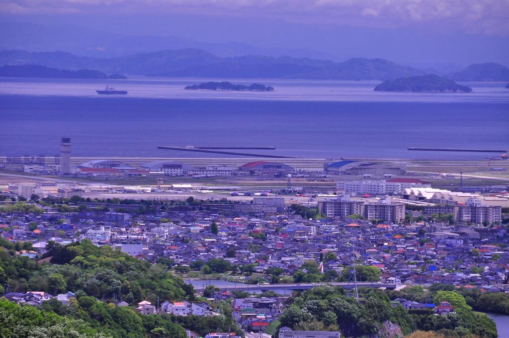 岩国城から見た米海兵隊岩国基地とその風景・・