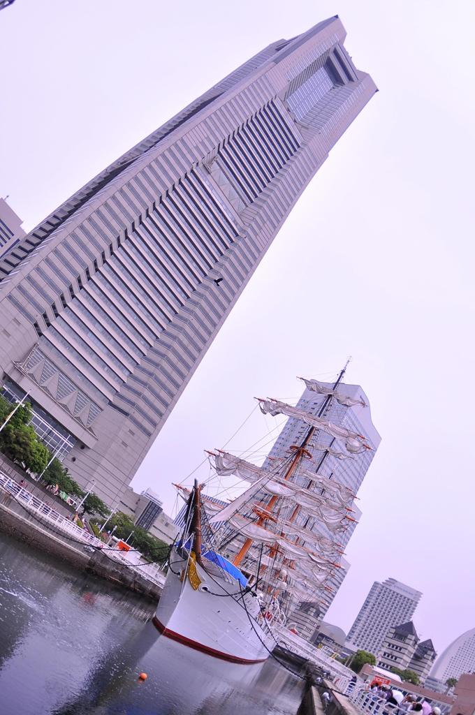 日本丸と横浜ランドマークタワー ・・20120602