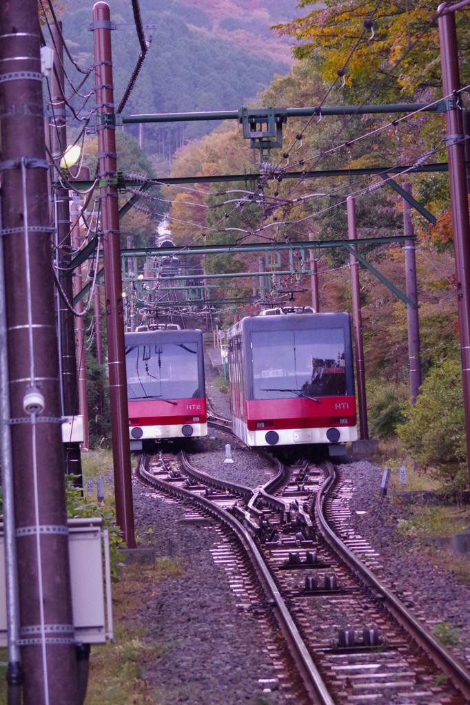 行き違う箱根ケーブルカー・・