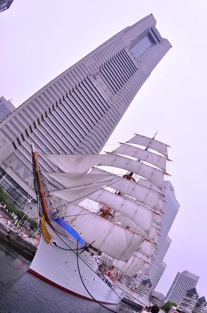 帆を揚げた日本丸と横浜ランドマークタワー・・20120602