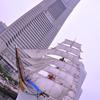 帆を揚げた日本丸と横浜ランドマークタワー・・20120602