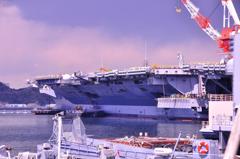改修中の原子力空母ジョージワシントン本体。。春の横須賀米軍基地開放