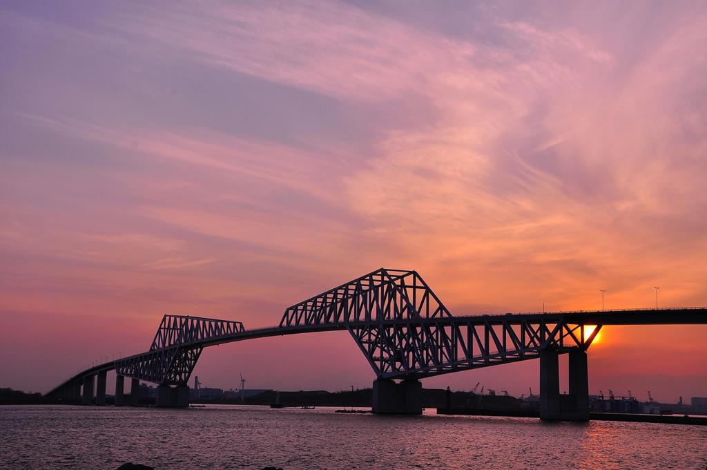 夕焼けの空と東京ゲートブリッジ