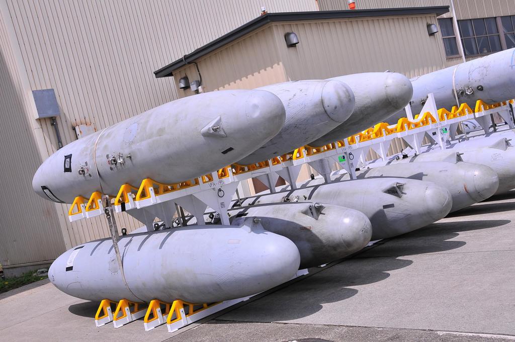ミサイルではないよ。。F/A-18の燃料タンク