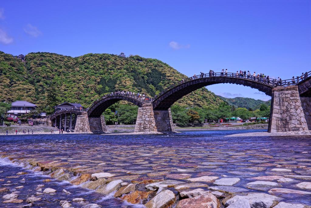 川の水も綺麗な錦帯橋・・・