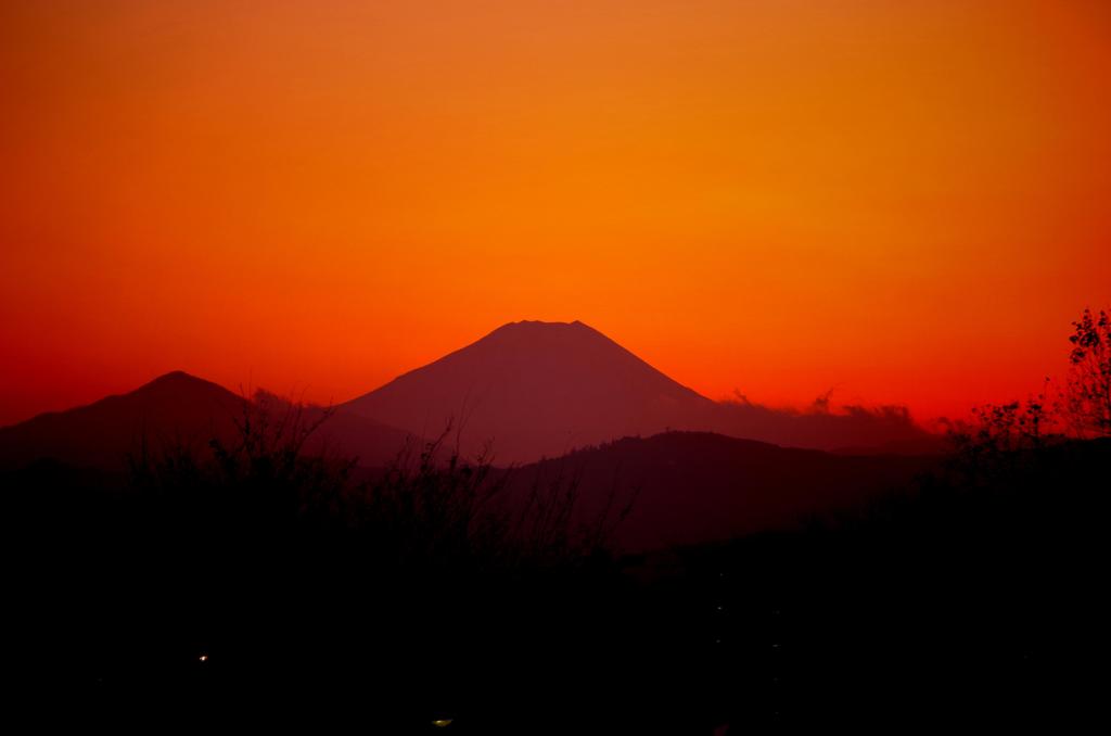 オレンジな色に染まる空へ富士山のシルエット・・ by