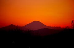 オレンジな色に染まる空へ富士山のシルエット・・