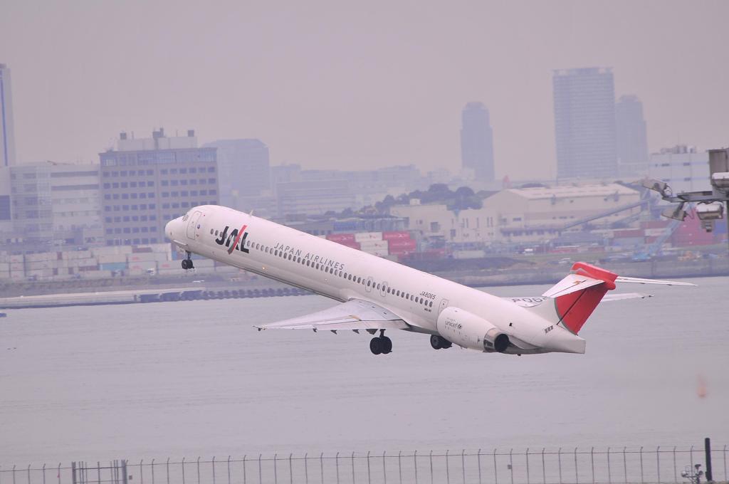 今やもう見れないJAL MD-90テイクオフ・・・
