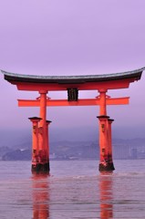 厳島神社の鳥居。。干潮