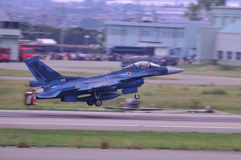 三沢基地に帰投する第3飛行隊F-2支援戦闘機・・小松基地航空祭2012