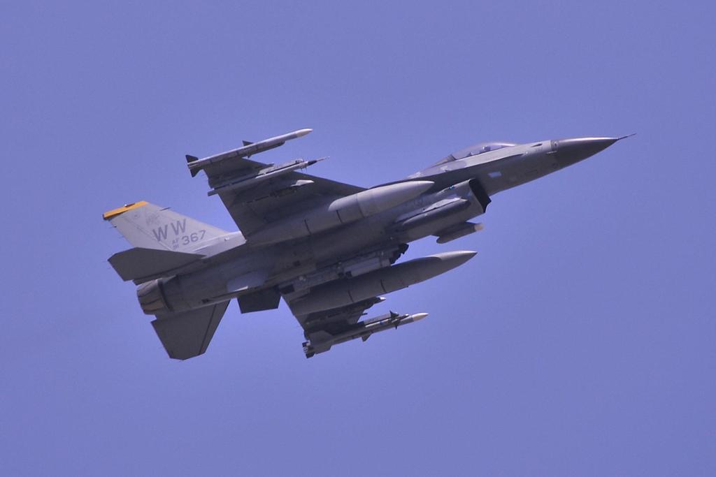 アメリカ空軍三沢基地のF-16ファイティングファルコン サイドワインダー付たぶん