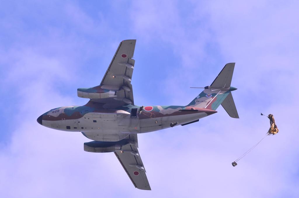 青空を飛ぶ入間基地 C-1から落下傘降下・・20121103