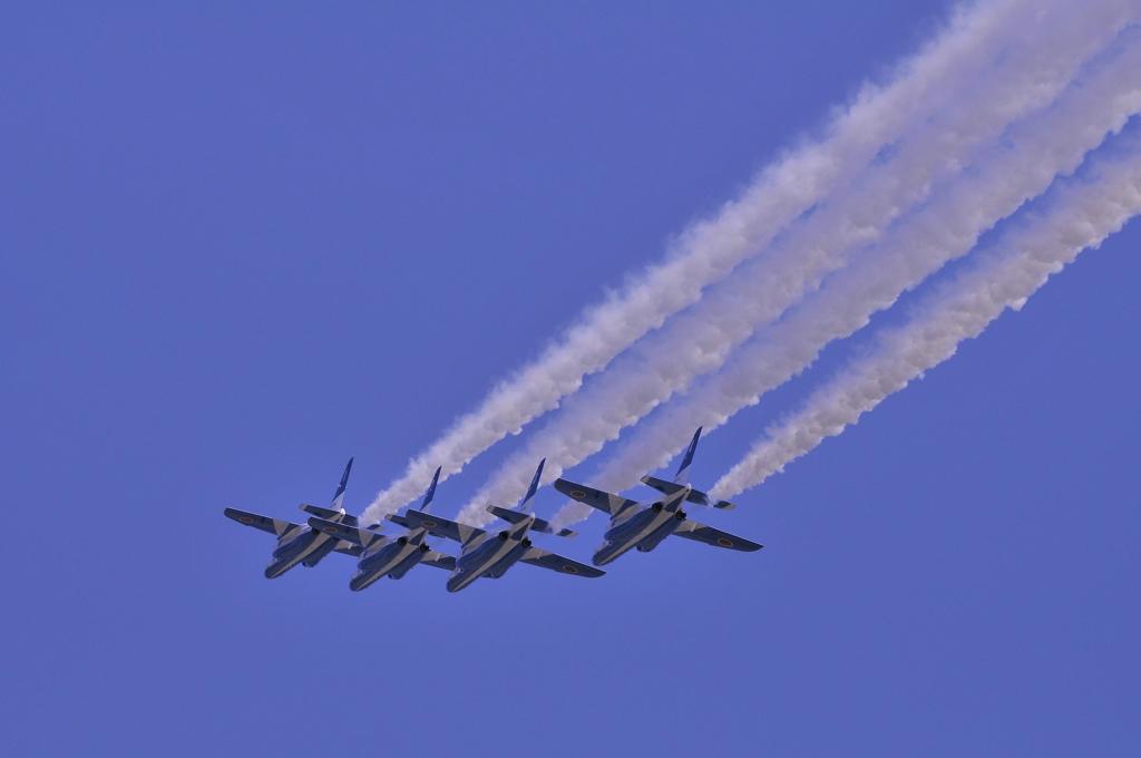 綺麗な列を維持して飛行。。岩国基地日米親善フレンドシップ2012