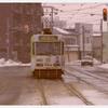 雪降る函館の町を走る路面電車・・