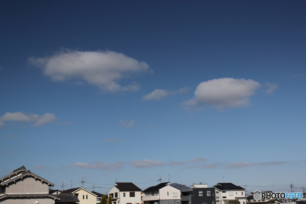 ぽっかり浮かぶ白い雲