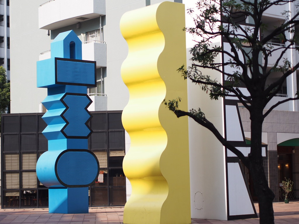 青と黄色のオブジェ