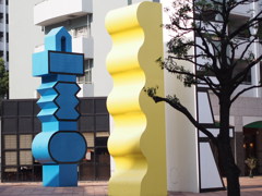 青と黄色のオブジェ