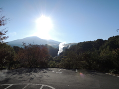 逆光と温泉地の湯けむり