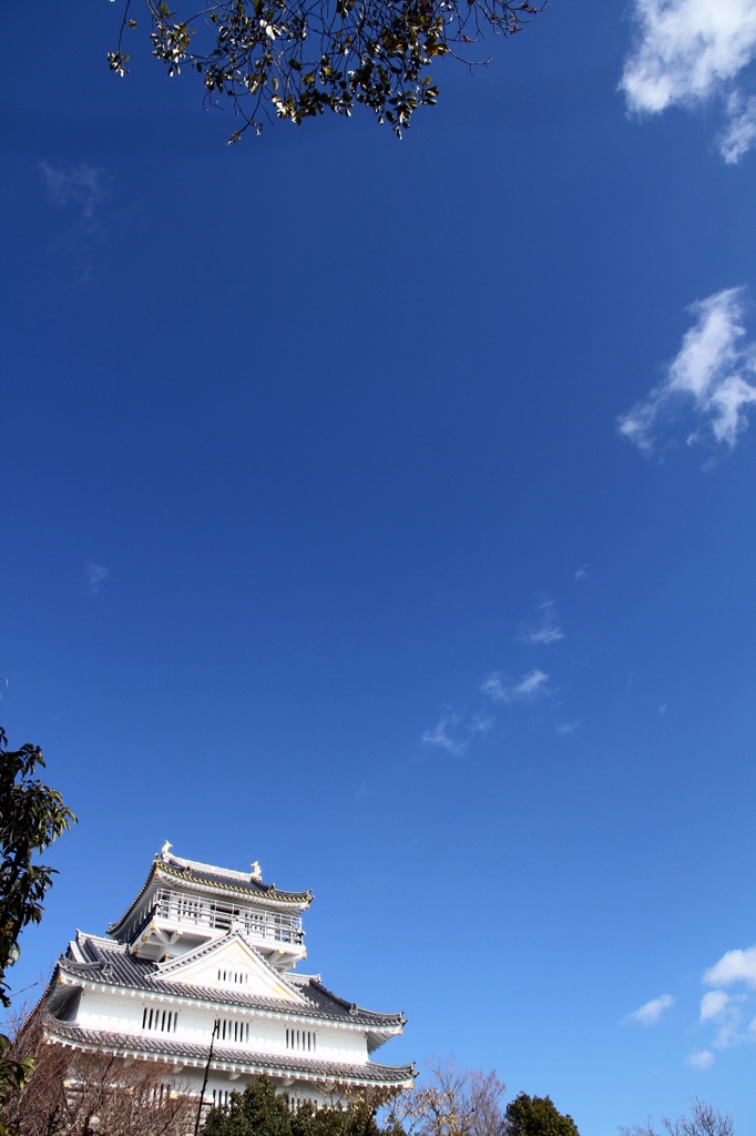 山上の城と青空