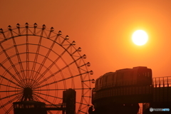 夕陽とリニモと観覧車と