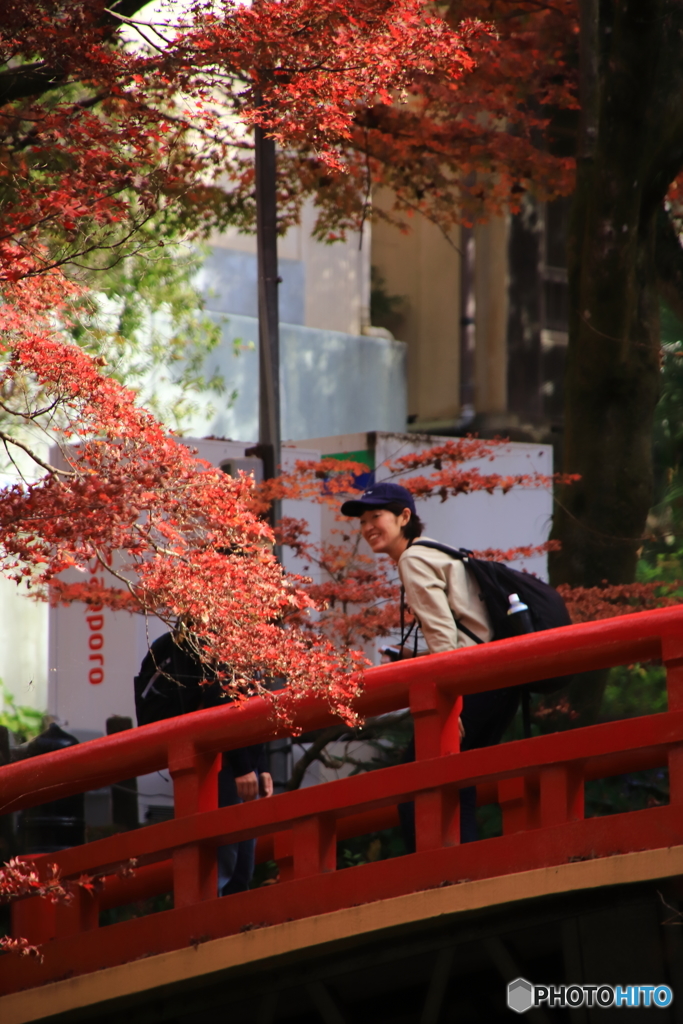 橋の上の女性