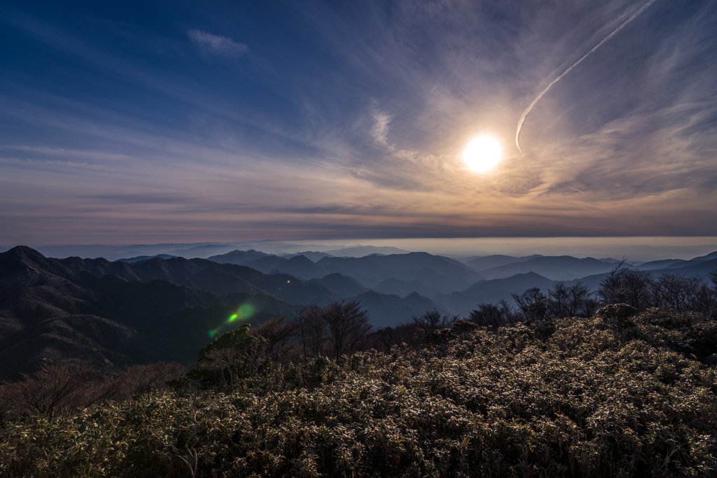 雲と山と夕日