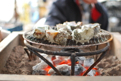 サザエを囲炉裏で焼く