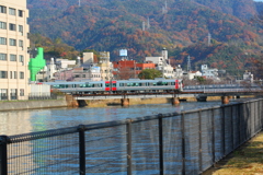 列車の窓から紅葉