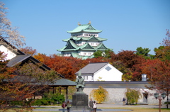 名古屋城と加藤清正像