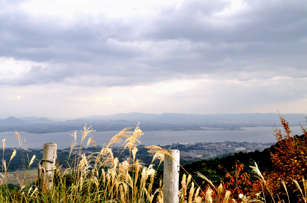 秋と曇りの琵琶湖