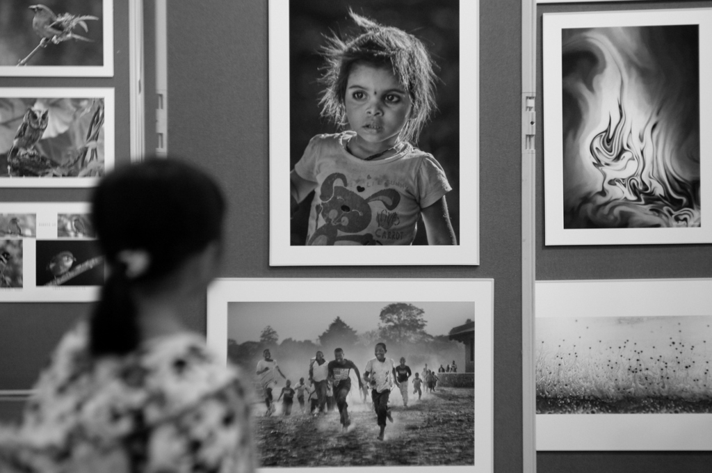 展...