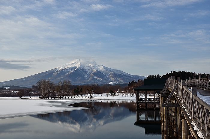 鶴の舞橋より　岩木山