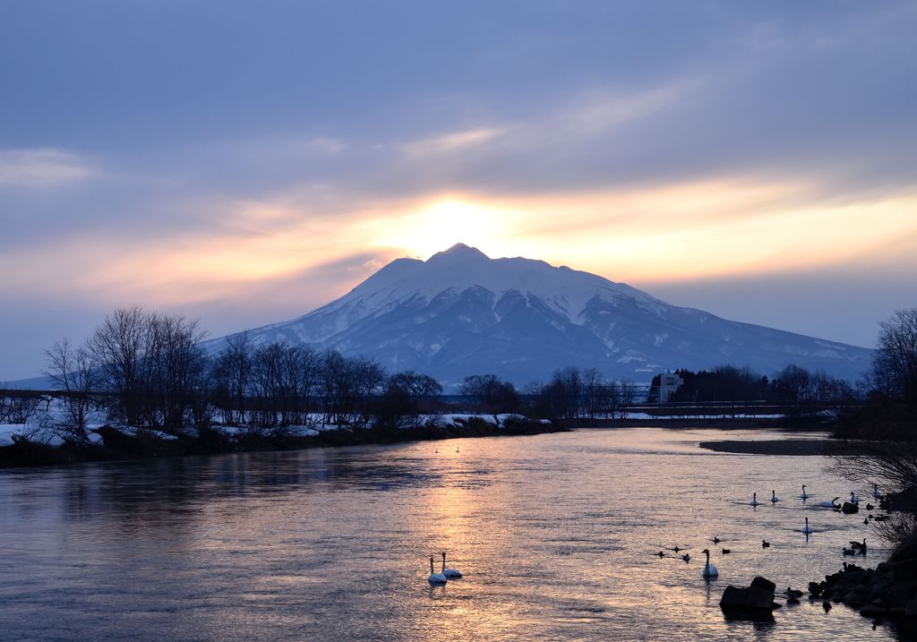岩木山に日が沈む1