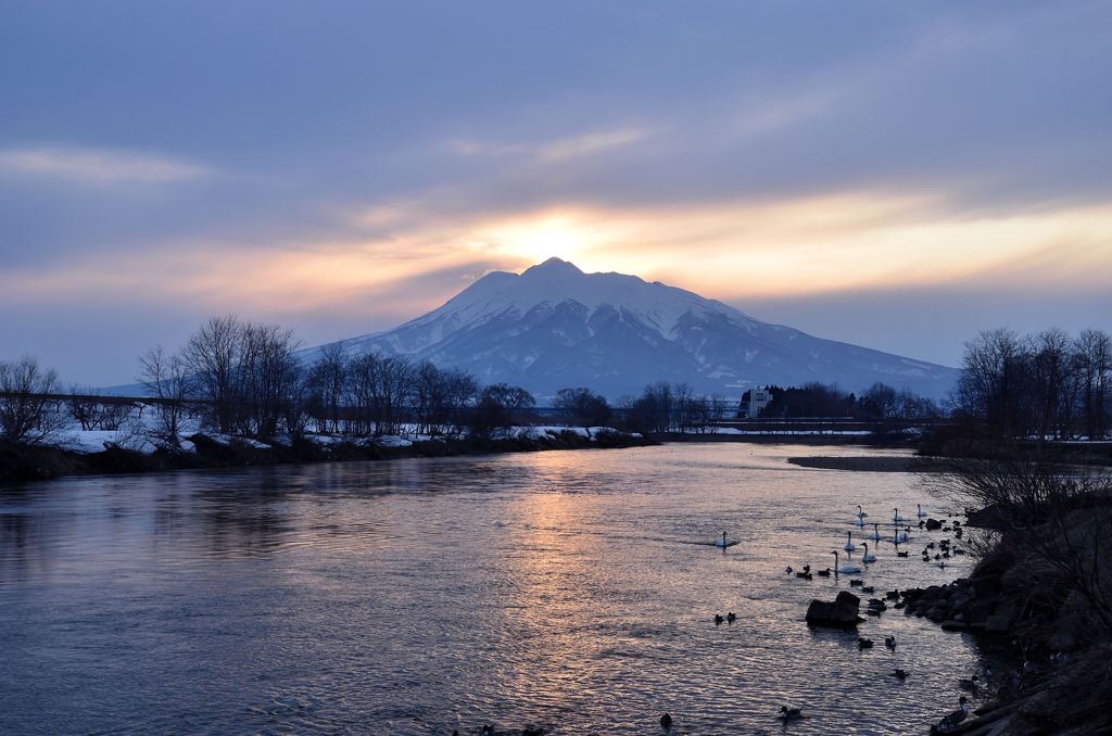 岩木山に日が沈む2