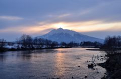 岩木山に日が沈む2