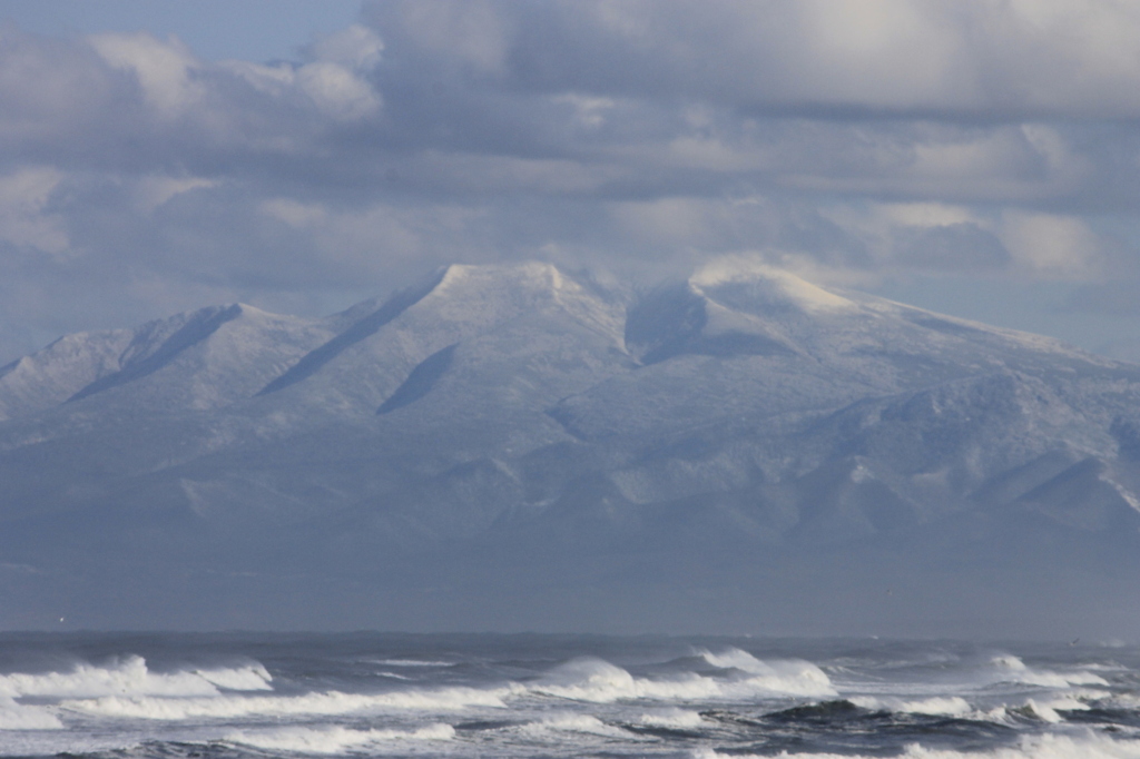 荒れる海と静かに待つ山