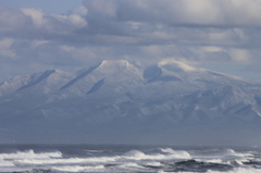 荒れる海と静かに待つ山