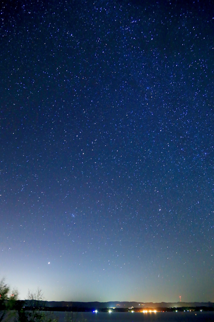 網走湖と星空