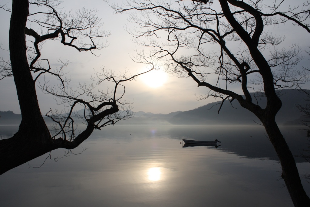 冬、湖に訪れる朝