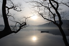 冬、湖に訪れる朝