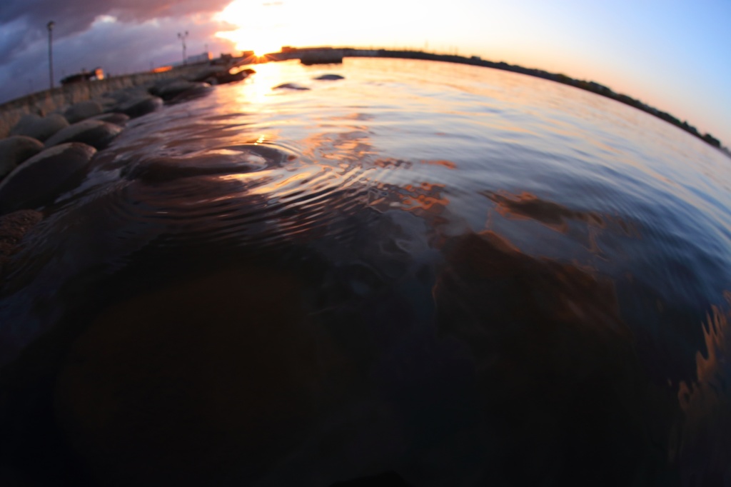 夕焼けに造られた水面模様