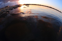 夕焼けに造られた水面模様