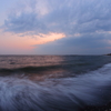 海岸に押し寄せる
