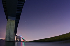 東京ゲートブリッジと冬の星座