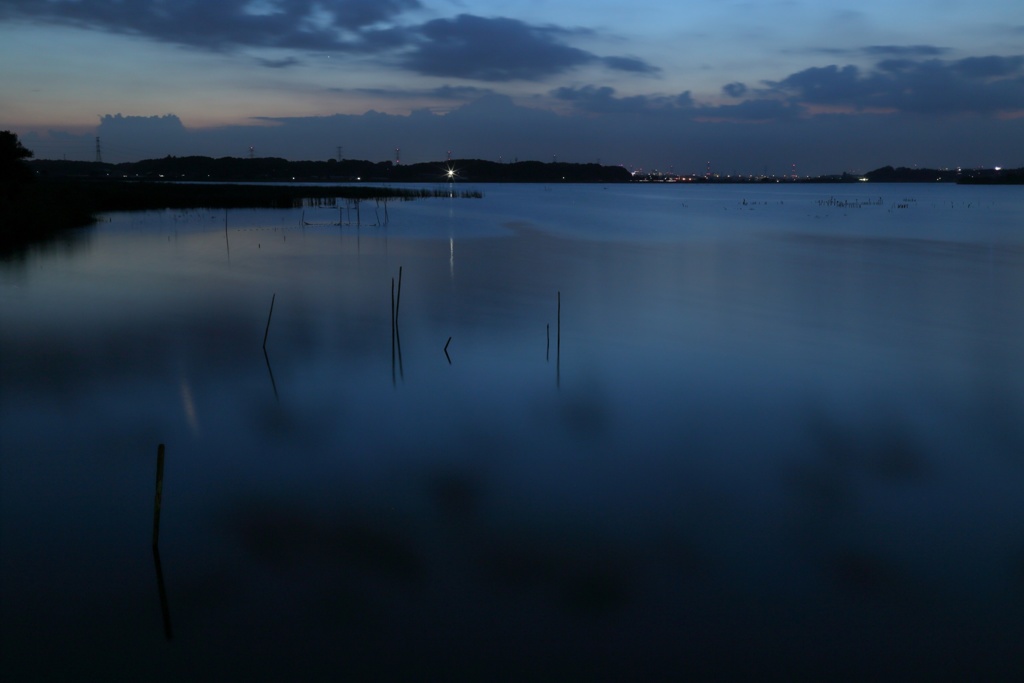夕から夜へ - 水面をかける時の流れ - 