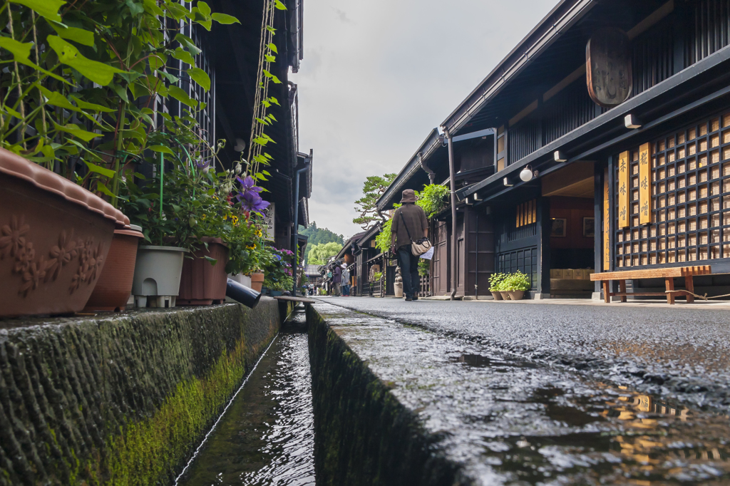 打ち水の路地