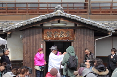 殿、陣屋前で取材を受ける